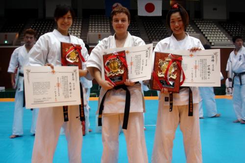 Trzy medalistki X Mistrzostw Japonii w Kata z dyplomami i trofeami, Kioto 2008