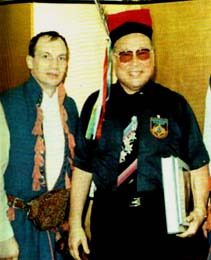 Andrzej Drewniak i Masutatsu Oyama stoją obok siebie