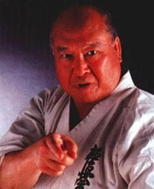 Masutatsu Oyama w karategi wskazuje palcem w stronę widza