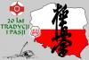 Grafika: mapa Polski w bieli i czerwieni z kaligrafią kyokushin i napisem „20 lat tradycji i pasji”
